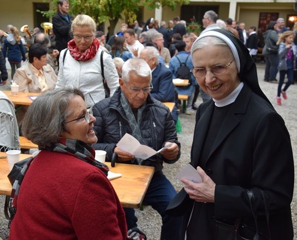 Begegnung im Hof reintraud