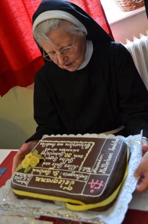 Sr. Gertrud bestaunt ihre Geburtstagstorte