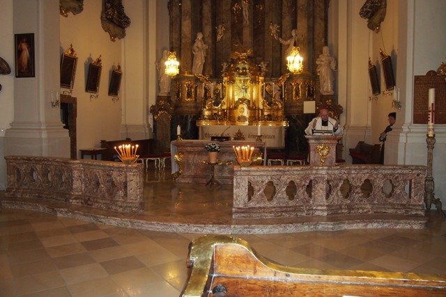Bischof Klaus in der Kirche