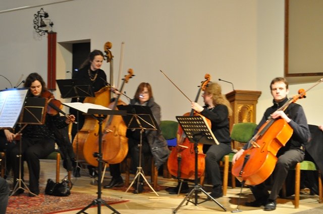 6.4.2013: Benefizkonzert \"Ensemble Saitenstreiche\"